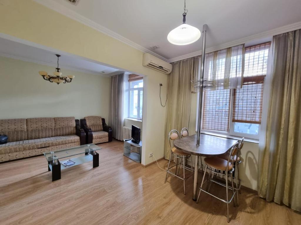 White New Apartments Ultracentral 2-Rooms In The Heart คีชีเนา ภายนอก รูปภาพ